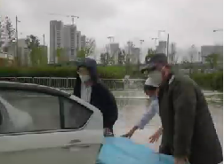 大雨天突遇車禍，從安保到醫(yī)護人員接力營救