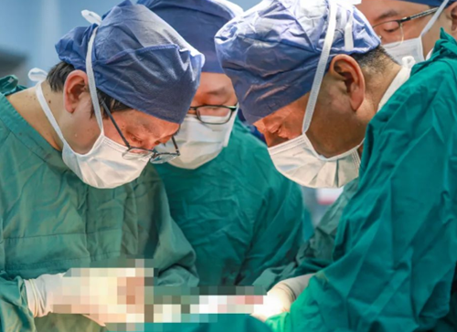 挑戰(zhàn)胸外領(lǐng)域“珠峰”！他為71歲老人摘除胸內(nèi)巨大罕見(jiàn)腫瘤